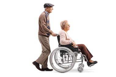 Engelli bir kadın beyaz arka plan üzerinde izole tekerlekli sandalyede iterek yaşlı bir adam tam uzunlukta profil resmini