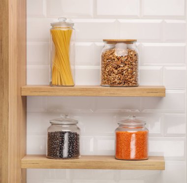 Spagetti, ceviz, fasulye ve mercimek cam kavanoz ahşap mutfak raf dolu 