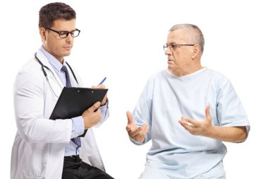 Olgun erkek hasta doktora beyaz arka plan üzerinde izole yazma konuşuyor