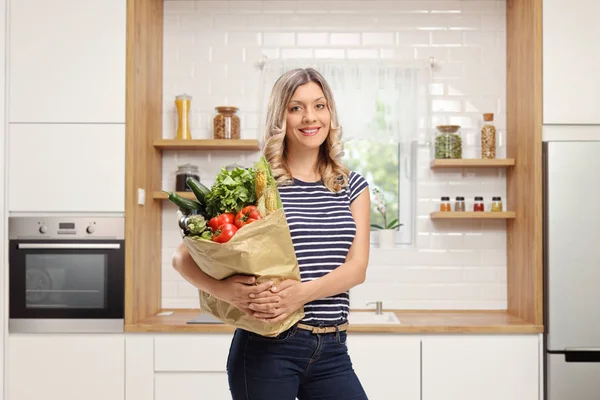 Jonge Vrouw Die Van Een Kruidenier Zak Een Moderne Keuken — Stockfoto