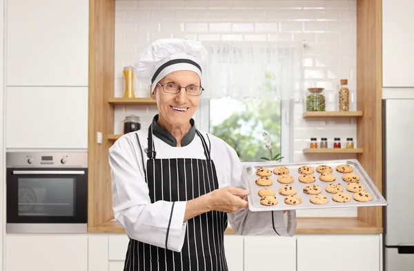 Ouderen Baker Bezit Een Lade Met Versgebakken Koekjes Een Keuken — Stockfoto