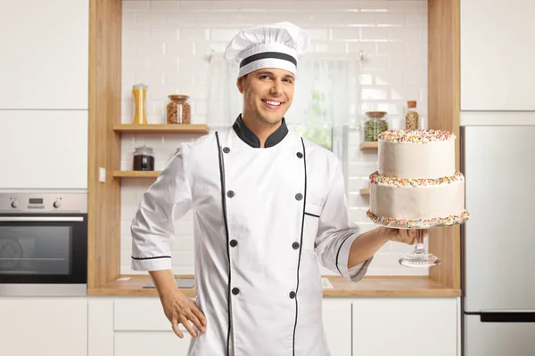 Jovem Chef Masculino Segurando Bolo Uma Placa Vidro Uma Cozinha — Fotografia de Stock