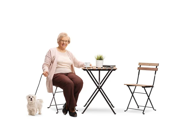 Retrato Completo Una Anciana Sentada Una Mesa Con Una Taza —  Fotos de Stock