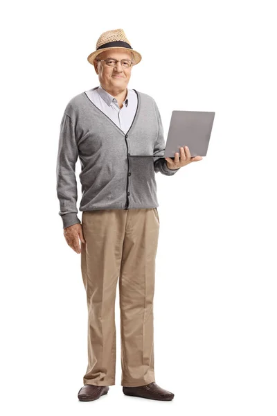 一位资深绅士的全长肖像 站在白色背景上 用一台孤立的笔记本电脑 — 图库照片