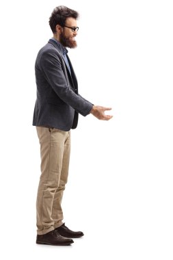 Tam uzunlukta profil sakallı bir adam ayakta vurdu ve bir şey almak için beklediğini beyaz arka plan üzerinde izole