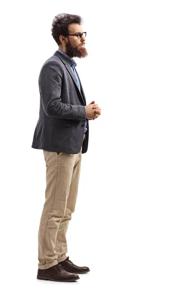 Полнометражный Снимок Бородатого Мужчины Стоящего Слушающего Белом Фоне — стоковое фото