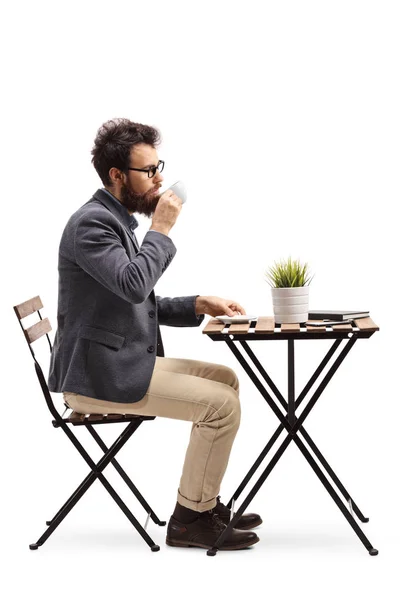 Profilo Figura Intera Uomo Barbuto Che Beve Caffè Tavolo Isolato — Foto Stock
