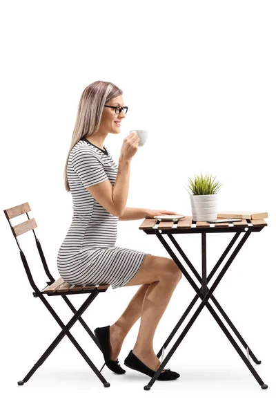 Volledige Lengte Profiel Shot Van Een Jonge Vrouw Drinken Van — Stockfoto