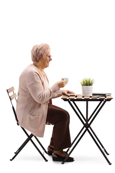 Полный Профиль Фото Пожилой Женщины Пьющей Кофе Столом Белом Фоне — стоковое фото