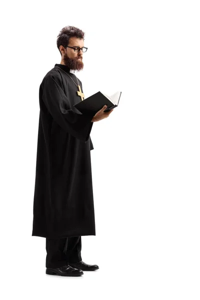 立っていると 白い背景で隔離の聖書から読書の司祭の全身ショット — ストック写真