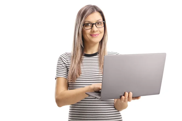 Jovem Mulher Usando Computador Portátil Sorrindo Para Câmera Isolada Fundo — Fotografia de Stock