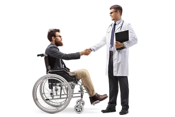 Полнометражный Снимок Мужчины Инвалидной Коляске Пожимающего Руки Мужчиной Врачом Изолированным — стоковое фото