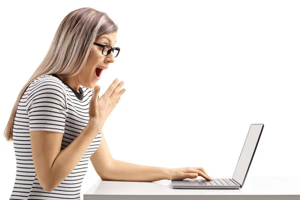 Surprised Young Woman Looking Laptop Computer Isolated White Background — Stock Photo, Image
