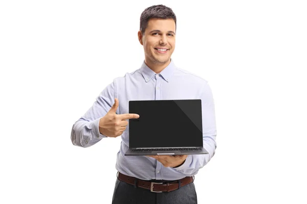 若い男がラップトップ コンピューターを押し 白い背景で隔離の画面を指しています — ストック写真