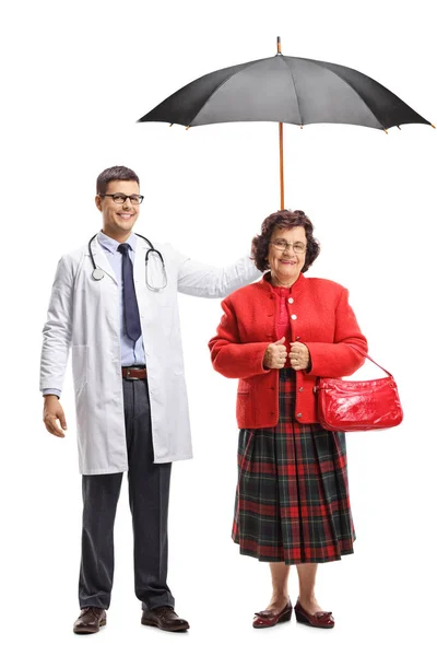 Pełna Długość Portret Młodego Lekarza Mężczyzna Trzymając Parasol Nad Starszy — Zdjęcie stockowe