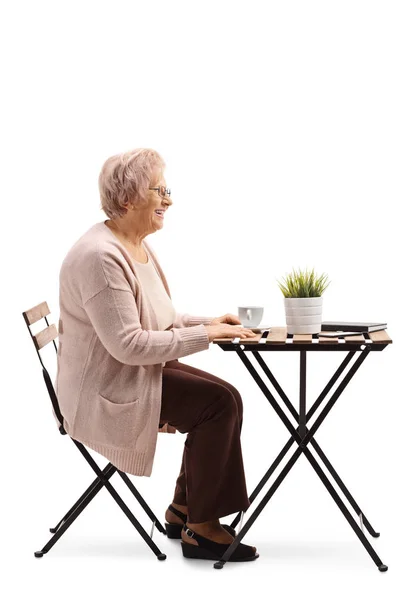 Полный Профиль Фотографии Пожилой Женщины Сидящей Столом Кофе Улыбающейся Изолированной — стоковое фото