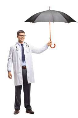 Genç bir erkek doktor portresi tam uzunlukta bir şemsiye tutan ve gülümseyen izole beyaz arka plan üzerinde