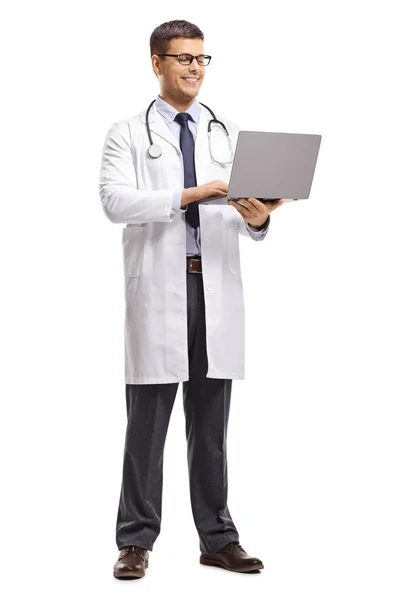Pełna Długość Portret Młodego Lekarza Mężczyzna Stojący Korzystasz Laptopa Białym — Zdjęcie stockowe