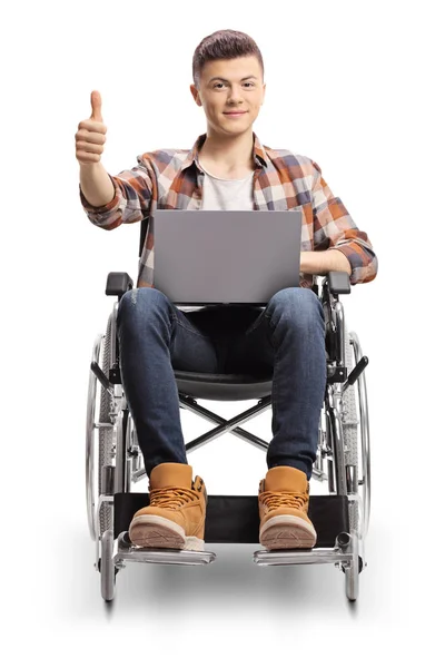 Pełna Długość Portret Młodego Mężczyzny Wózku Inwalidzkim Laptopa Pokazuje Kciuk — Zdjęcie stockowe