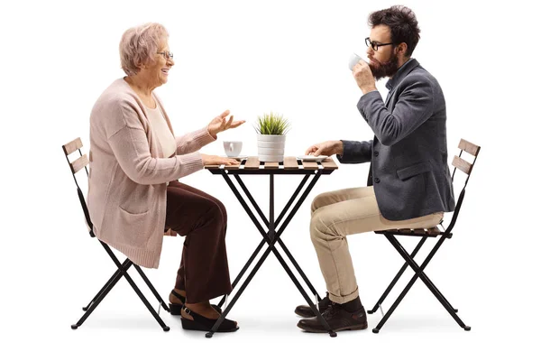 Üst Düzey Bir Kadının Kahve Ile Bir Masada Oturan Beyaz — Stok fotoğraf