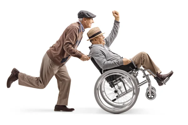 一个高级男子推一名积极的残疾人在轮椅上用在白色背景上被隔离的手示意的全长照片 — 图库照片
