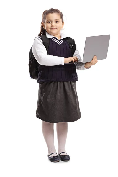 Ganzkörperporträt Eines Kleinen Schulmädchens Uniform Das Einen Laptop Hält Und — Stockfoto
