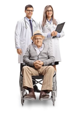 Engelli komuta sizde arkasında, beyaz arka plan üzerinde izole bir tekerlekli sandalye ve bir erkek ve kadın doktor