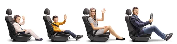 娘が手を振って車の座席との分離の白い背景のシートベルト付きのステアリング ホイールを持つ父親の家族の完全な長さのプロファイル ショット — ストック写真