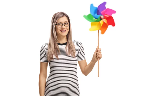 Lachende Jonge Vrouw Met Een Pinwheel Spinnen Haar Hand Geïsoleerd — Stockfoto