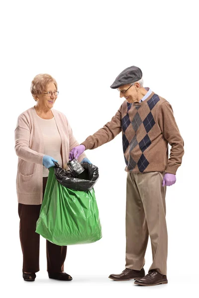 Fullt Bilde Eldre Mann Kvinne Som Putter Søppelkasse Plastpose Isolert – stockfoto