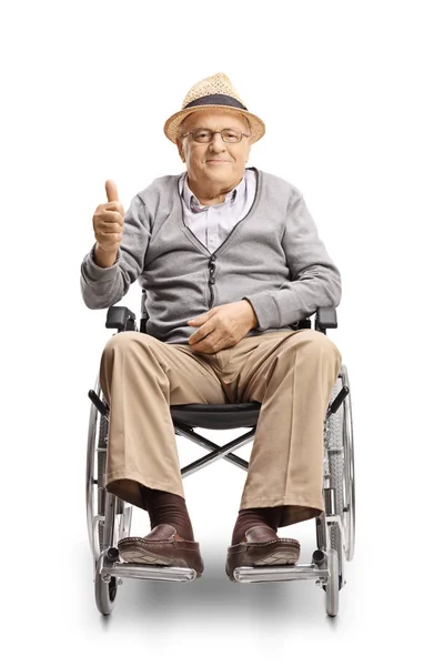 一位坐在轮椅上的残疾老人的全长肖像 看着镜头 并显示在白色背景上被隔离的大拇指 — 图库照片