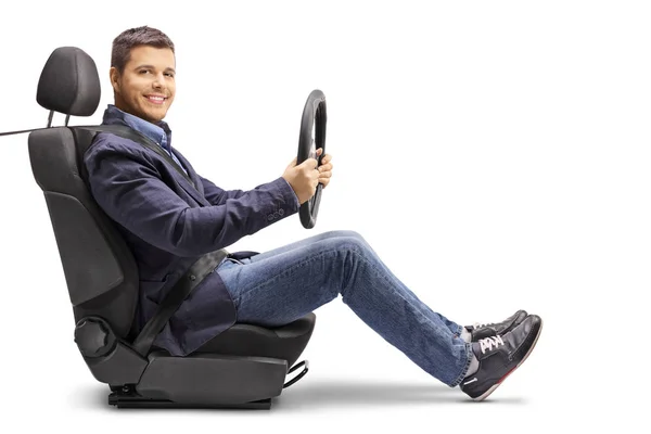 Полнометражный Снимок Молодого Человека Автомобильном Кресле Пристегнутым Ремнем Безопасности Держащего — стоковое фото