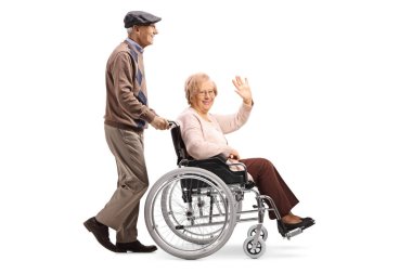 Kadın kıdemli izole üzerinde beyaz arka plan sallayarak tekerlekli sandalyede bastırıyor üst düzey bir adamın tam uzunlukta profil vurdu