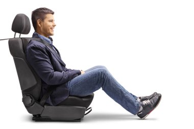 Beyaz arka plan üzerinde izole sıkıya emniyet kemeri ile bir araba koltukta genç bir adam tam uzunlukta profil resmini