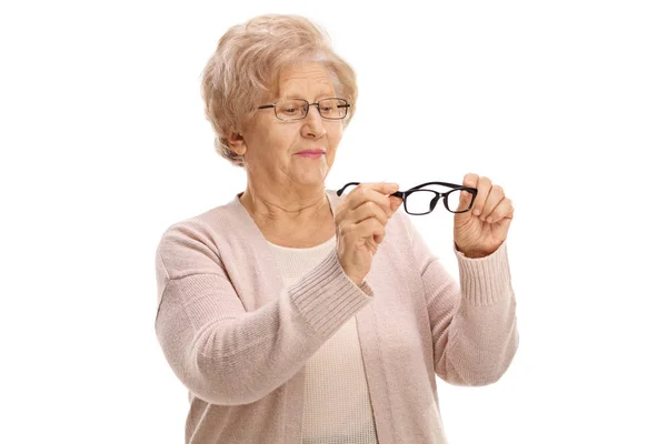 Senior Kvinna Håller Ett Par Nya Glasögon För Syn Och — Stockfoto