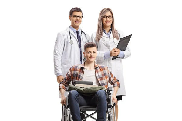 Młody Niepełnosprawny Mężczyzna Wózek Inwalidzki Mężczyzna Kobieta Lekarz Stojący Nim — Zdjęcie stockowe