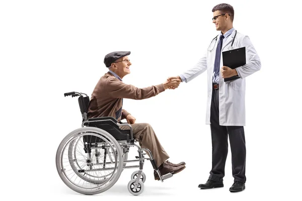Полный Снимок Пожилого Человека Инвалидном Кресле Пожимающего Руку Молодому Врачу — стоковое фото