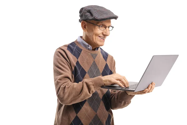 Sorrindo Homem Sênior Usando Computador Portátil Isolado Fundo Branco — Fotografia de Stock