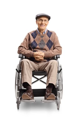 Beyaz arka plan üzerinde izole kamera gülümseyen bir tekerlekli sandalyede üst düzey bir adam portresi tam uzunlukta