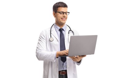 Ayakta ve beyaz arka plan üzerinde izole bir dizüstü bilgisayarda yazarak genç erkek doktor