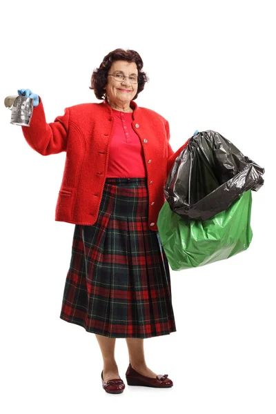 一个老年妇女回收的全长肖像与锡罐和塑料袋隔离在白色背景 — 图库照片