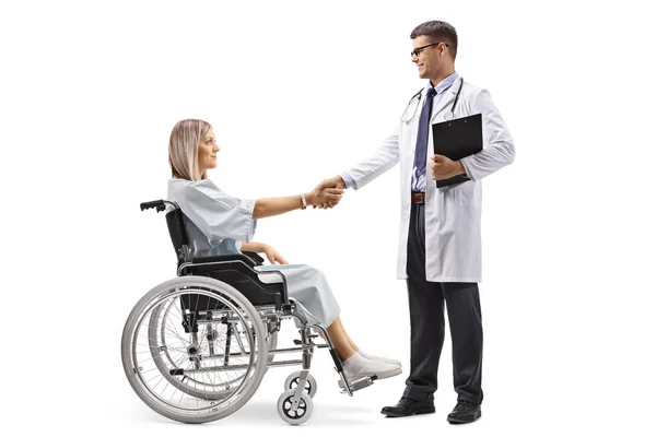Pełna Długość Strzał Młodej Pacjentki Wózku Inwalidzkim Drżenie Rąk Lekarzem — Zdjęcie stockowe