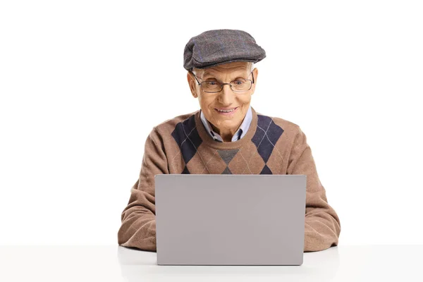 Starszy Mężczyzna Siedzi Pomocą Laptopa Białym Tle — Zdjęcie stockowe
