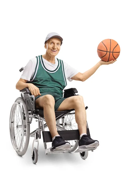 Adam Tekerlekli Bir Basketbol Tutarak Beyaz Arka Plan Üzerinde Izole — Stok fotoğraf