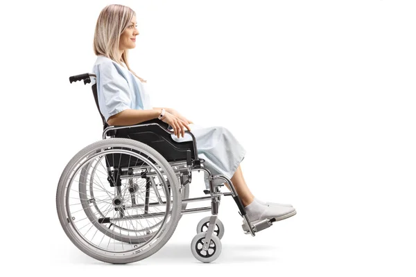 白の背景に分離された車椅子の若いメスの患者の完全な長さのプロファイル ショット — ストック写真