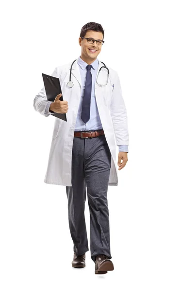 クリップボードに保持 白い背景に分離カメラに向かって若い男性医師の完全な長さの肖像画 — ストック写真