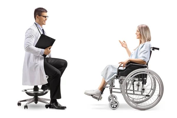Pełna Długość Strzał Mężczyzna Lekarza Pacjentki Wózku Inwalidzkim Rozmowie Białym — Zdjęcie stockowe