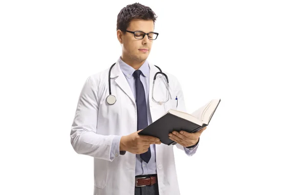 Ung Manlig Läkare Läser Bok Som Isolerad Vit Bakgrund — Stockfoto