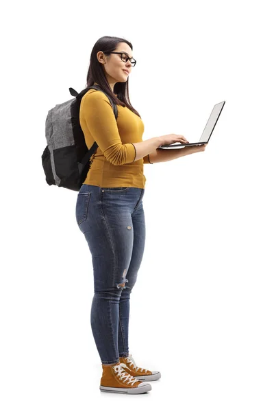 Pełna Długość Strzał Kobiet Student Plecaka Laptop Stojący Białym Tle — Zdjęcie stockowe
