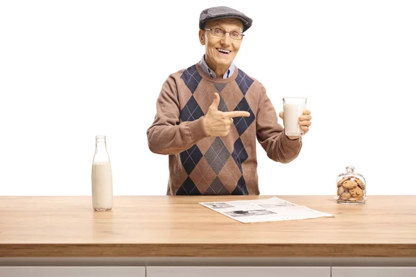 Bir Bardak Süt Holding Beyaz Arka Plan Üzerinde Izole Bir — Stok fotoğraf